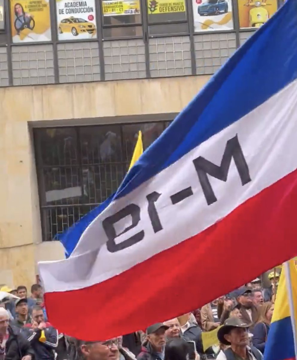 RafaNietoLoaiza's tweet photo. Banderas del M19 enfrente del Palacio de Justicia no solo son una infamia sino una amenaza. Pretenden intimidar a los magistrados recordándoles el asalto de 1985 y el asesinato de sus colegas.
Aplaudir a los jueces que hoy no se dejaron presionar y repudiar a Petro y sus  huestes https://t.co/otyIVYvjRu