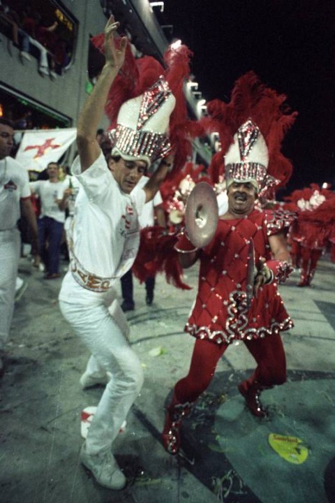 claragdamasio's tweet photo. Como já dizia Ayrton Senna, fórmula 1 é papo careta! Tá por fora! O negócio é carnaval! https://t.co/xBL2OvCrww