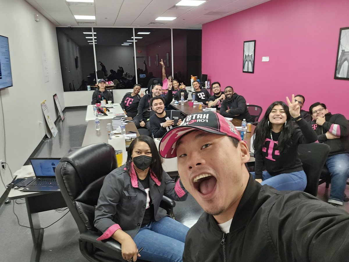 Always a blast hanging with the Woodbridge crew! Next time we'll know to order multiple salads 🥲
#TrainingDay
#S24GalaxyAI
