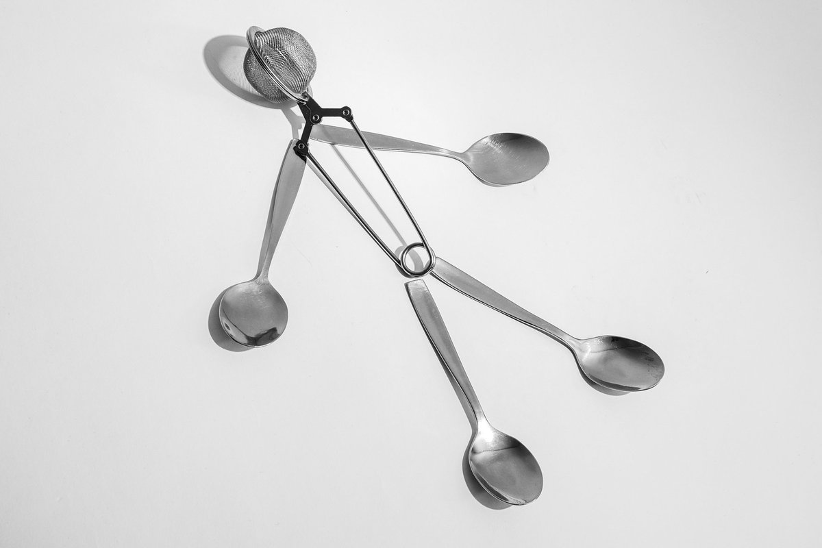 Studiophoto with spoons and a tea strainer. ma-foto.net #spoon #teastrainer #studiophotography #figure #funny