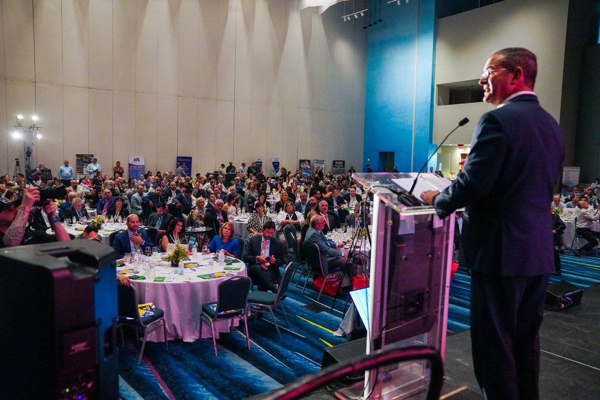 GovPierluisi's tweet photo. Honrado de participar en la juramentación del nuevo presidente de la Asociación de Contratistas Generales. Felicito al ingeniero José Ortiz Serrano por asumir este nuevo rol y reconozco el destacado trabajo del presidente saliente, el ingeniero Carlos Rodríguez. La industria de la construcción desempeña un papel crucial en la edificación de un Puerto Rico más resiliente y próspero para las generaciones venideras.

Mi administración y yo contamos con ustedes, con su pericia y profesionalismo, para seguir reconstruyendo a nuestra Isla. ¡Felicidades y éxito a todos los miembros de la Asociación de Contratistas Generales!