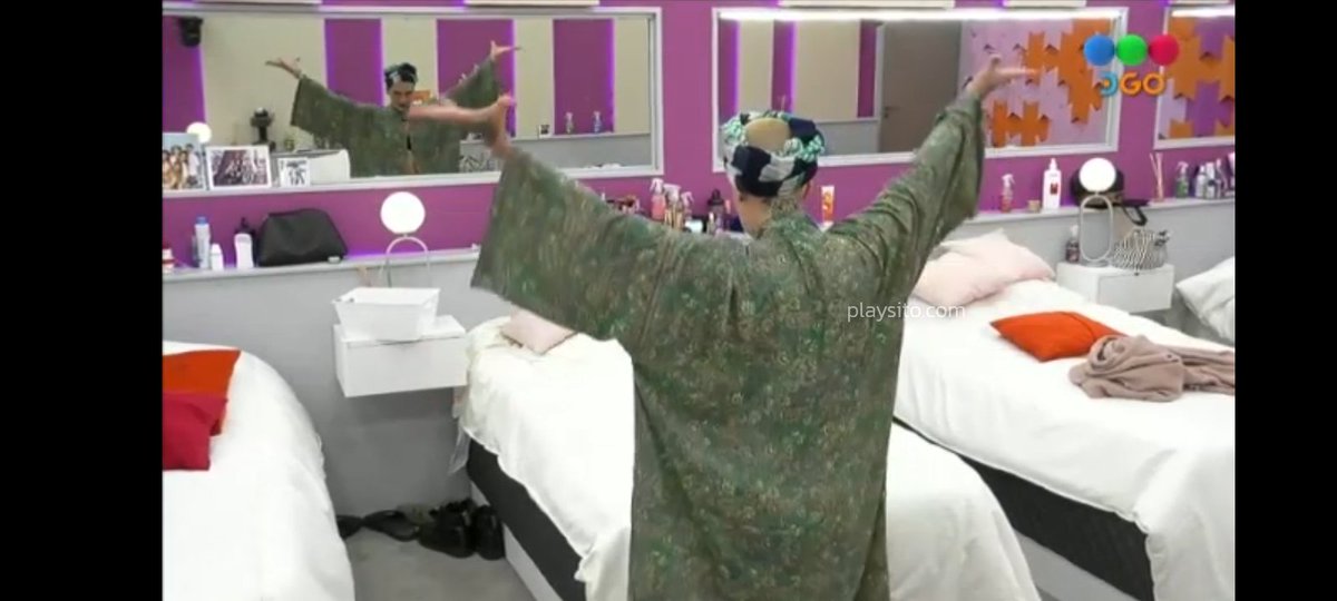 Only_Scaglione's tweet photo. FURIA: Bienvenidos al tarot de gran hermano

Jajajjaja la pelona nunca deja de laburar 
#granhermano https://t.co/7UbBptZ9Av