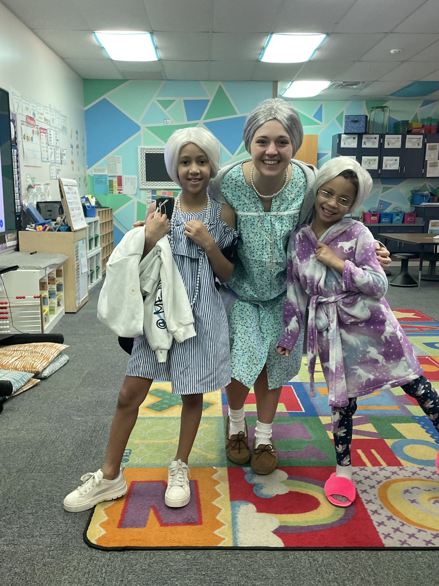 SallyRolf's tweet photo. Dress like your 100 for the 100th day of school was such a fun school wide spirit day! @ToppingBulldogs! @NKCSchools https://t.co/4mmE0wZHfJ
