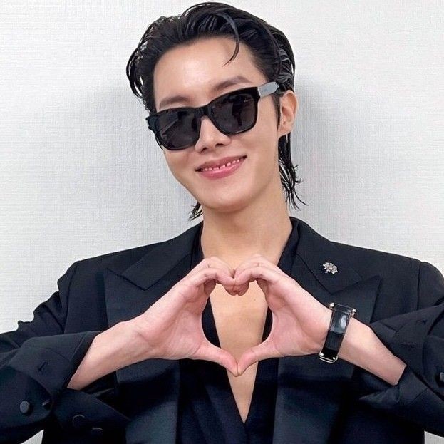 BTSxNrthWst's tweet photo. Keeping up the #HOBIUARY celebration around here! We are sharing our favorite heart hobi!!
Share yours too ♡ hearts for everyone!!
#jhope #JungHoseok #jhopebday #hobi #ourhope https://t.co/vH0Vi3MpJC