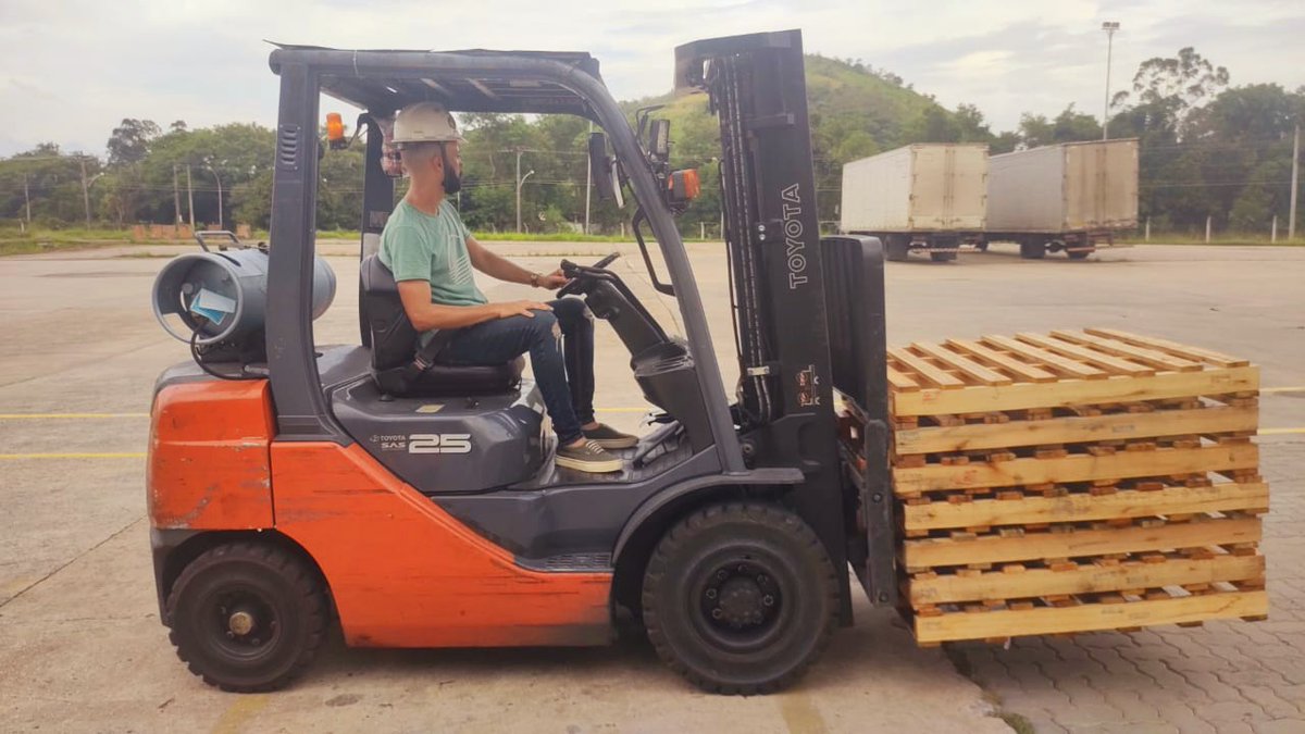 DeScandian's tweet photo. Cada um tem o Toyota que merece pra dirigir 👷🏻‍♂️😁 https://t.co/P1I9pSg1ND