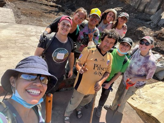 Nuestra amiga Debby Magaña nos cuenta que Don Luis Cavieres, colocolino de corazón, necesita ayuda para seguir en el retiro de escombros. Él está ubicado en el sector de Achupallas, paradero 10, Viña del Mar y su número de contacto es el +56989592887.
Por favor RT.