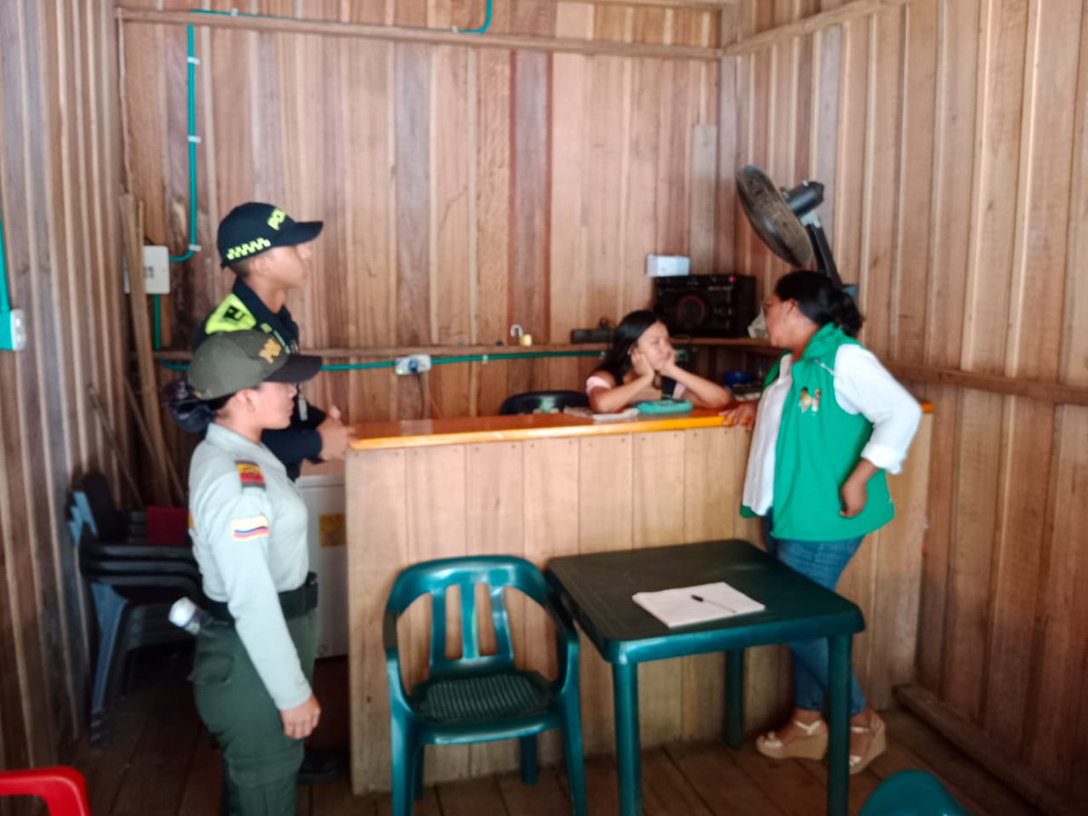 ICBFColombia's tweet photo. #ICBFenLasRegiones En Mitú, #Vaupés, se realizó una jornada de búsqueda activa en el sector comercial, donde el equipo EMPI con la Policía de Infancia y Adolescencia, sensibilizó a comerciantes y transeúntes sobre: Prevención del trabajo infantil, explotación sexual y mendicidad. https://t.co/LxwAiXC20k