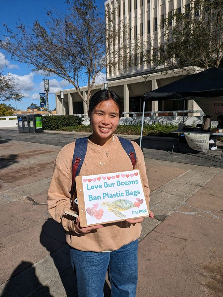 CALPIRGStudent's tweet photo. Roses are red, the ocean is blue, I’m breaking up with plastic, and #caleg should too. Thank you @SenBlakespear @BenAllenCA @BauerKahan for introducing legislation to truly ban plastic grocery bags in California @CALPIRG @CALPIRGStudent @EnvCalifornia #SB1053 #AB2236 https://t.co/fvVnWcppNH