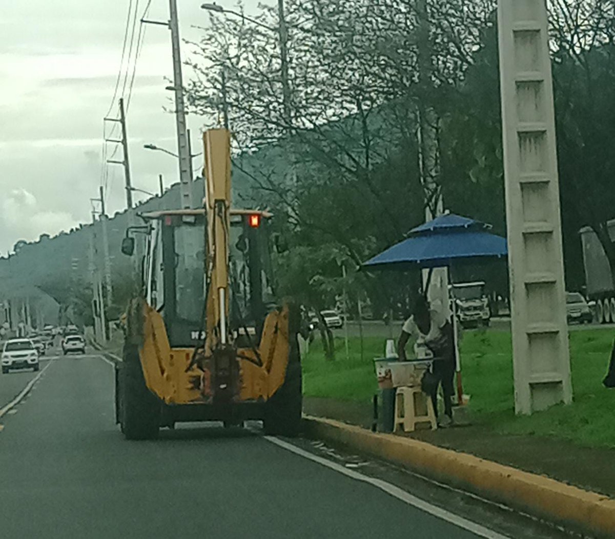 En la ruta de los pasteles antes llamada #viadeservicio hasta maquinaria pesada para para hacer el gasto a la cadena informal de pasteles de Guayaquil y <a href="/ATM_Transito/">ATM TRÁNSITO</a> <a href="/ATMGuayaquil/">ATM Guayaquil</a> <a href="/alcaldiagye/">Muy Ilustre Municipalidad de Guayaquil</a> <a href="/segura_ep/">Segura EP - C5GYE</a> <a href="/GyeResponde/">Alcaldia Responde</a>
