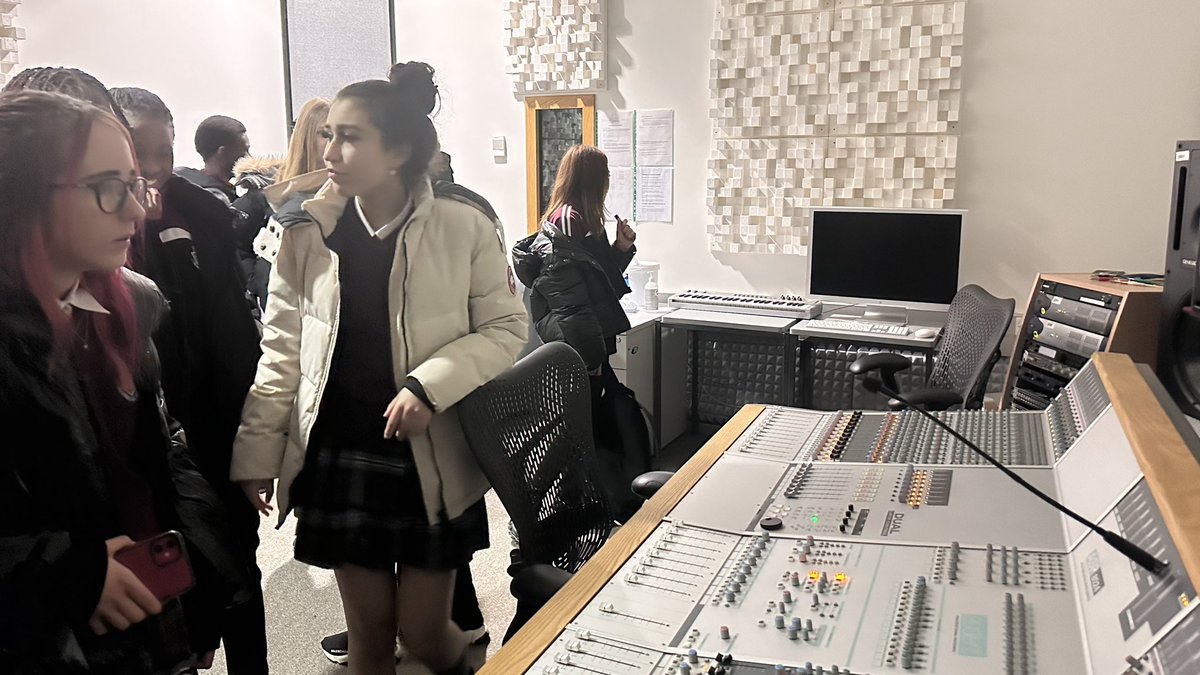 ThinkDkIT's tweet image. The weather may not have been the best today, but it was great to have over 300 students from St Oliver&apos;s Community College, Drogheda visit the @DkIT_ie campus.

Thank you to all the staff and student volunteers who facilitated the tours.

@StOliversCC #ThinkDkIT #louth #local