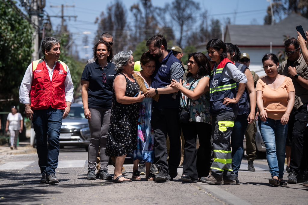 La población Canal Chacao de Quilpué fue uno de los sectores duramente golpeados por los incendios y hoy desde aquí les comuniqué a sus vecinos, vecinas y a todas las familias afectadas por la emergencia en la Región de Valparaíso, que a partir de este 9 de febrero comenzará el