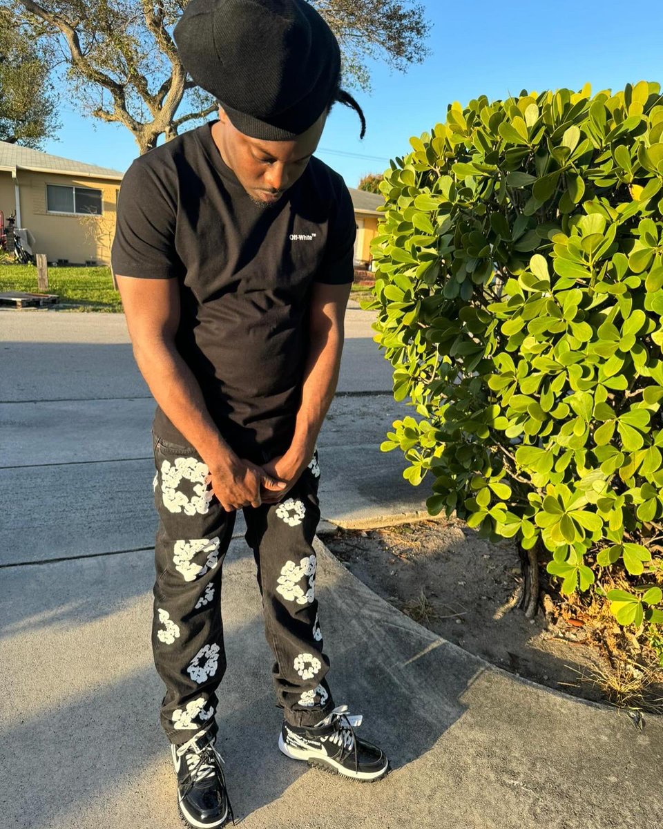 lowkeyrobbo's tweet image. Ima grind till im gone ima go and get it all don’t nobody wanna see me they just wanna see what im doing💯💯#LLTHEGUYS💔