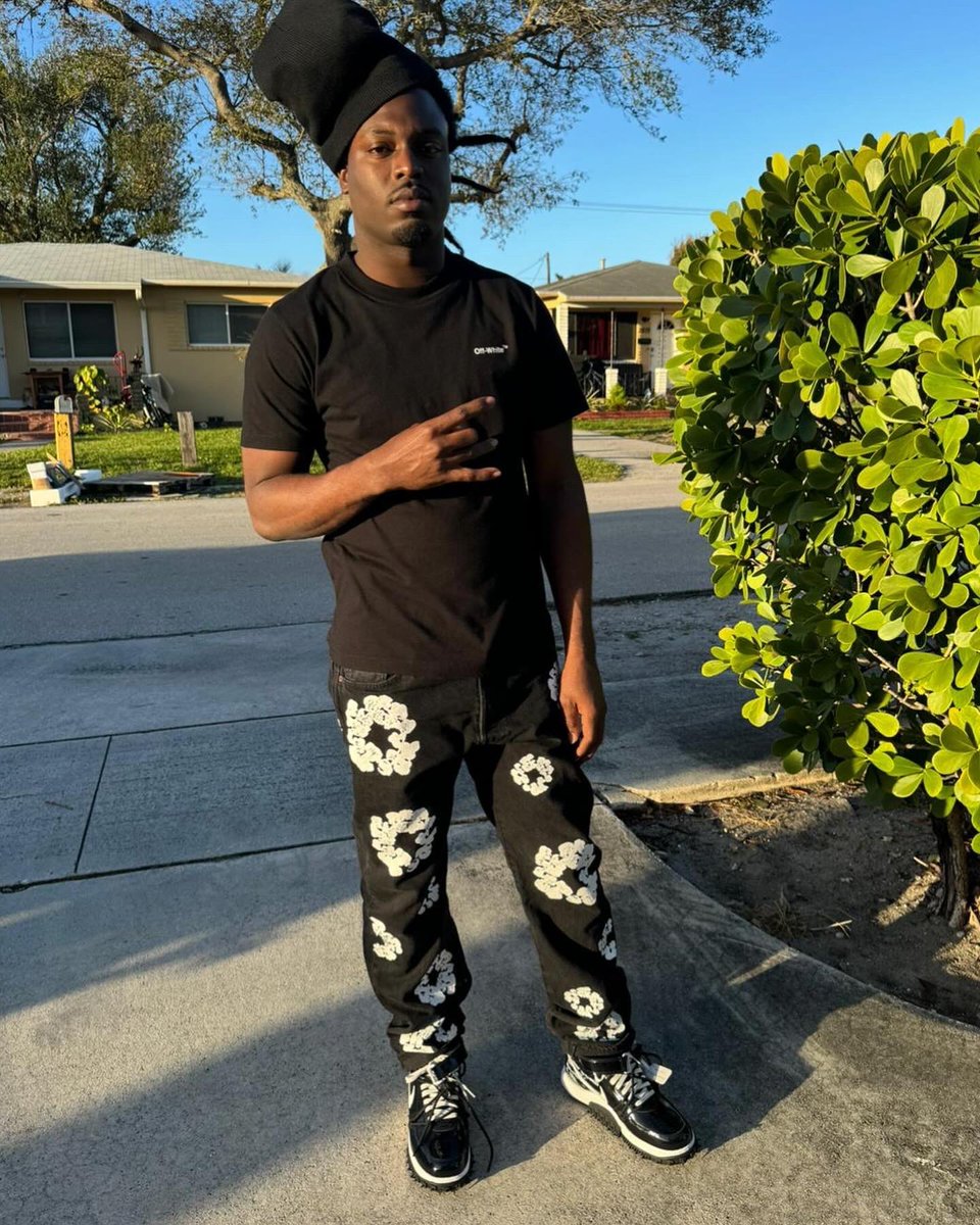 lowkeyrobbo's tweet image. Ima grind till im gone ima go and get it all don’t nobody wanna see me they just wanna see what im doing💯💯#LLTHEGUYS💔