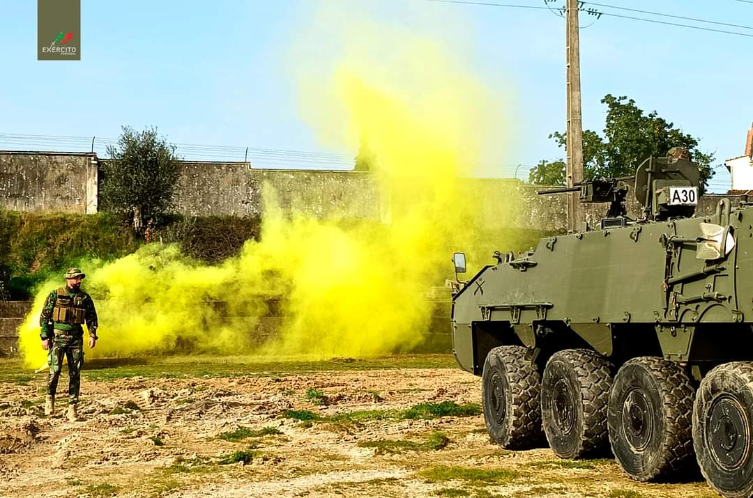 Exercito_pt's tweet photo. 👉 O 2.º Comandante das Forças Terrestres deslocou-se a Viseu para assistir a uma demonstração de capacidades da 5.ª Força Nacional Destacada 🇵🇹, em aprontamento no Regimento de Infantaria N.º 14.
#ExércitoPortuguês #EMGFA #5FND #5FNDSOTUROU #NATO #WeAreNATO #StrongerTogether https://t.co/8KpCjmwsl0