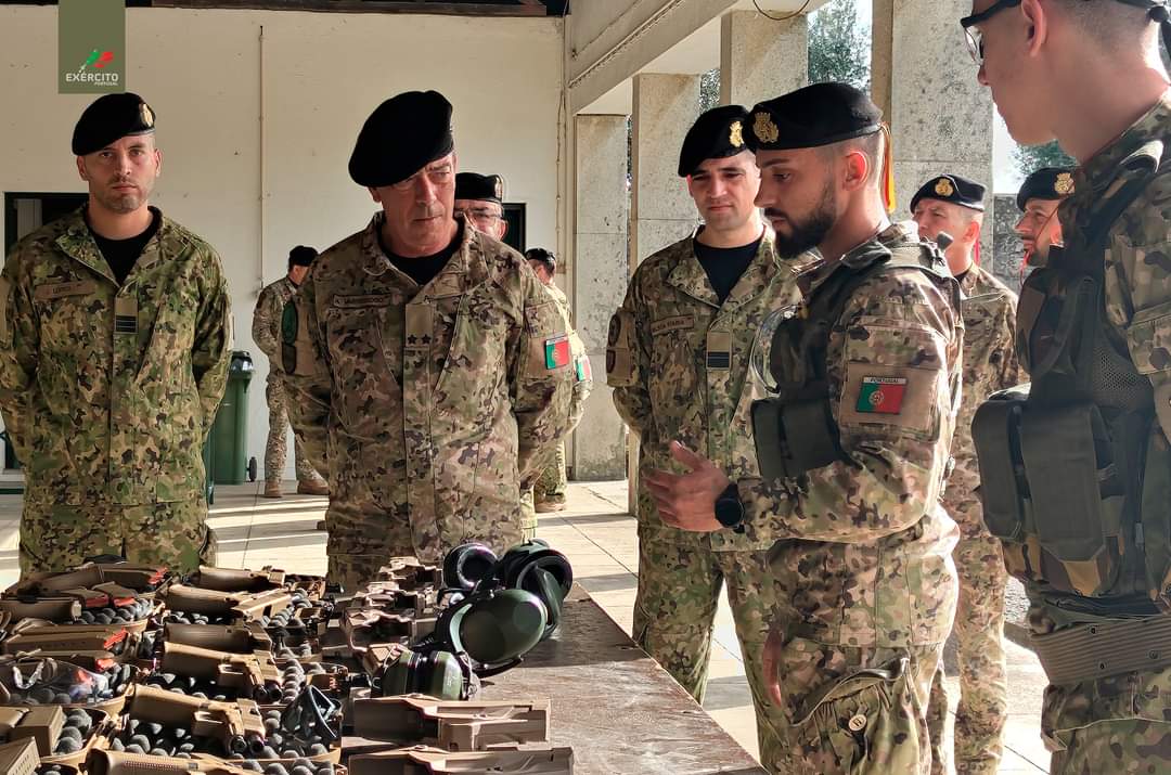 Exercito_pt's tweet photo. 👉 O 2.º Comandante das Forças Terrestres deslocou-se a Viseu para assistir a uma demonstração de capacidades da 5.ª Força Nacional Destacada 🇵🇹, em aprontamento no Regimento de Infantaria N.º 14.
#ExércitoPortuguês #EMGFA #5FND #5FNDSOTUROU #NATO #WeAreNATO #StrongerTogether https://t.co/8KpCjmwsl0