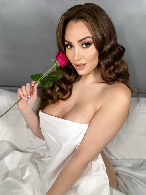 No plans for Valentines?  I&rsquo;ll be doing a hot tub stream on @OnlyFans with a chance to win an online<a href="/tag/laracroft"class="tags"><span>#laracroft</span></a>