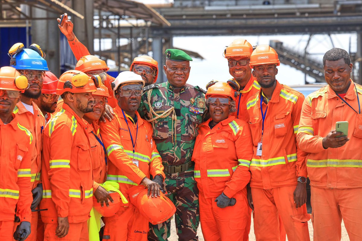 oliguinguema's tweet photo. La restauration de la dignité des Gabonais implique une amélioration significative de leurs conditions de vie. Ma visite à Moanda a pour objectif d'inaugurer des infrastructures qui, au-delà d'améliorer la qualité de vie, offriront des opportunités aux gabonais. La richesse du sous-sol de Moanda doit se traduire en progrès palpable pour tous.