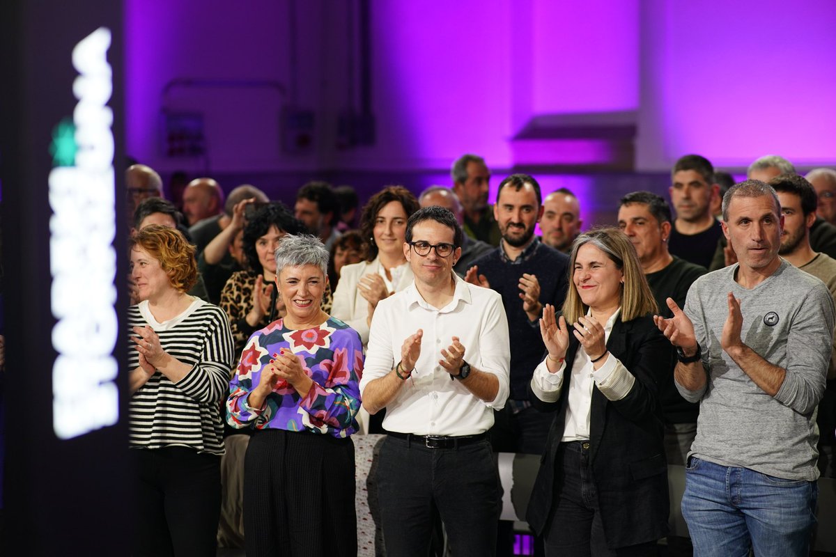 ehbildu's tweet photo. BEGIRADA.
Herriari.
Etorkizunera.
@PelloOtxandiano.

Una mirada al país y para el futuro.

#ErabakiEtorkizuna https://t.co/qBqCLsNhCg
