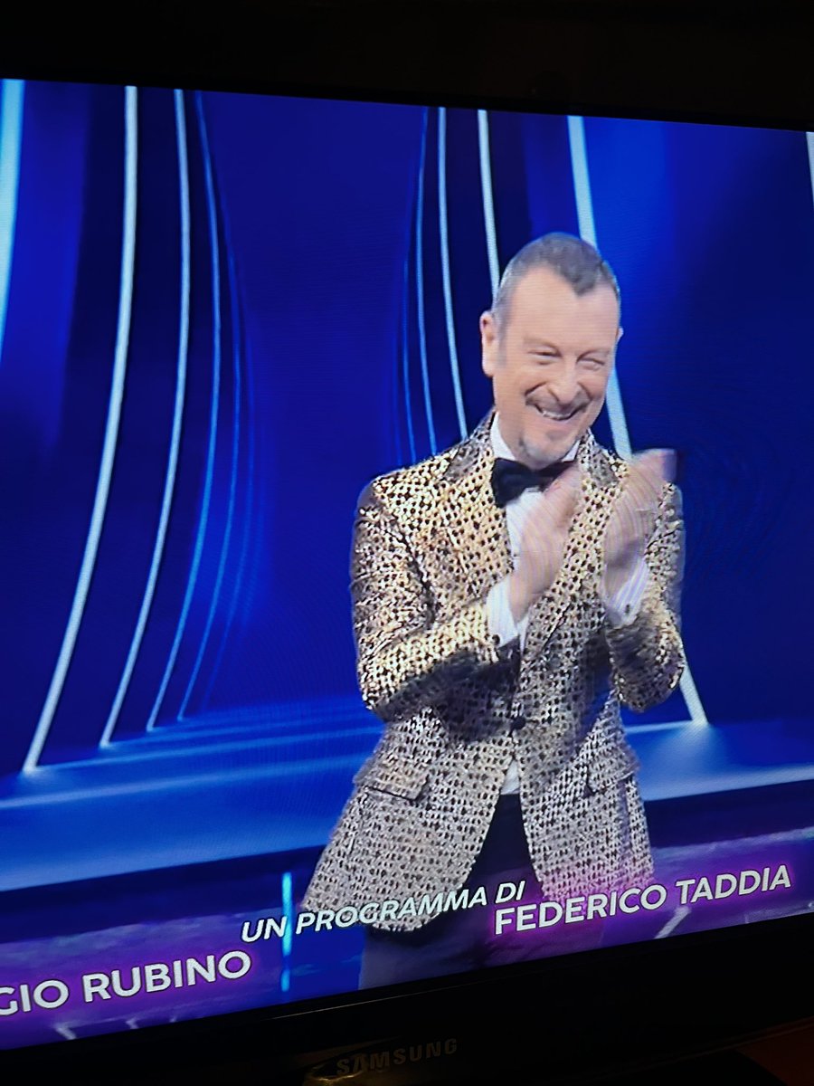 DaniCalcagnini's tweet photo. Amadeus in Tuta Gold #Sanremo2024 #SANREMO2024 https://t.co/iTi2uvn3eL