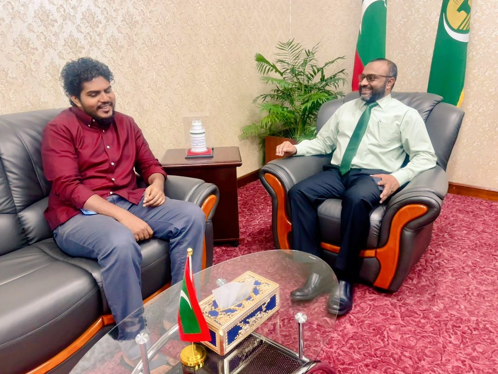 Mohamedshaheem1's tweet photo. ރައްޔިތުންގެ މަޖްލީހުގެ މެންބަރުކަމަށް ހިތަދޫ މެދު ދާއިރާއަށް އަޅުގަނޑުގެ ފުރިހަމަ ތާއިދު އަޚު އަހުމަދު އަޒާނަށް @axanner އަރުވަން. އަޒާނަކީ ވަރަށް ހިތްވަރުގަދަ ޤައުމީ ވިސްނުމާއި ނުގުޑާ ފަދަ ޢަޒުމެއް ހުރި ޒުވާނެއް. އަޒާނަށް ފުރިހަމަ ކާމިޔާބަށް އެދެން. https://t.co/KYm07vlCsp