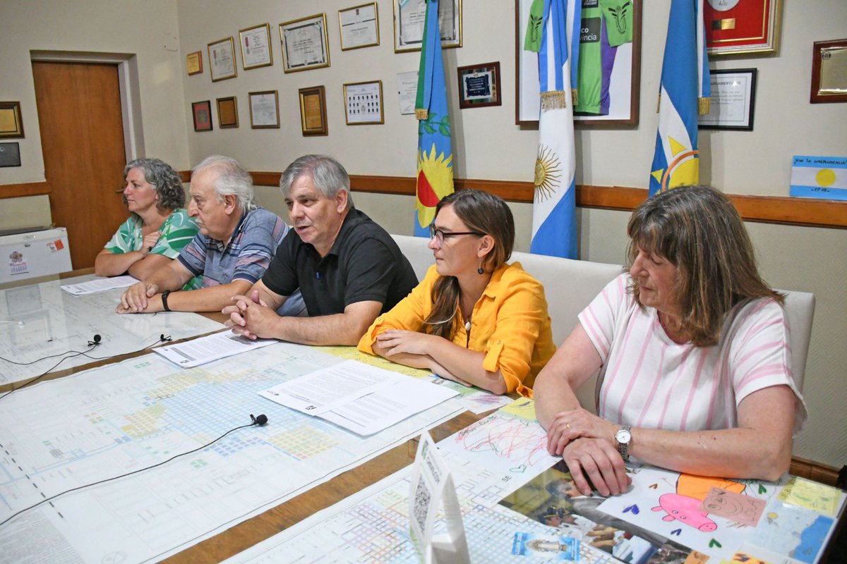 MuniChivilcoy's tweet photo. 🗨 “Haremos un gran esfuerzo desde el Municipio para afrontar el ciclo lectivo 2024 y continuar con la labor educativa del #CUCH”, enfatizó el Intendente
🏫 Se ratificaron las propuestas de este año y continúan las carreras que ya estaban en curso
🔍 https://t.co/hZaS6CLwhU https://t.co/yq1EwS6VWe