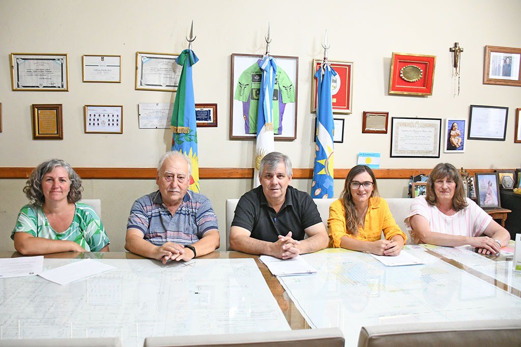 MuniChivilcoy's tweet photo. 🗨 “Haremos un gran esfuerzo desde el Municipio para afrontar el ciclo lectivo 2024 y continuar con la labor educativa del #CUCH”, enfatizó el Intendente
🏫 Se ratificaron las propuestas de este año y continúan las carreras que ya estaban en curso
🔍 https://t.co/hZaS6CLwhU https://t.co/yq1EwS6VWe