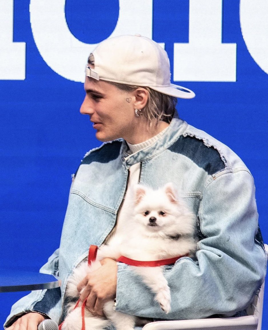 koleskin4's tweet photo. il tre ufficialmente entrato nella sezione protetti di quest’edizione insieme alla sua cagnolina
#Sanremo2024 https://t.co/rHMBAEGUP9