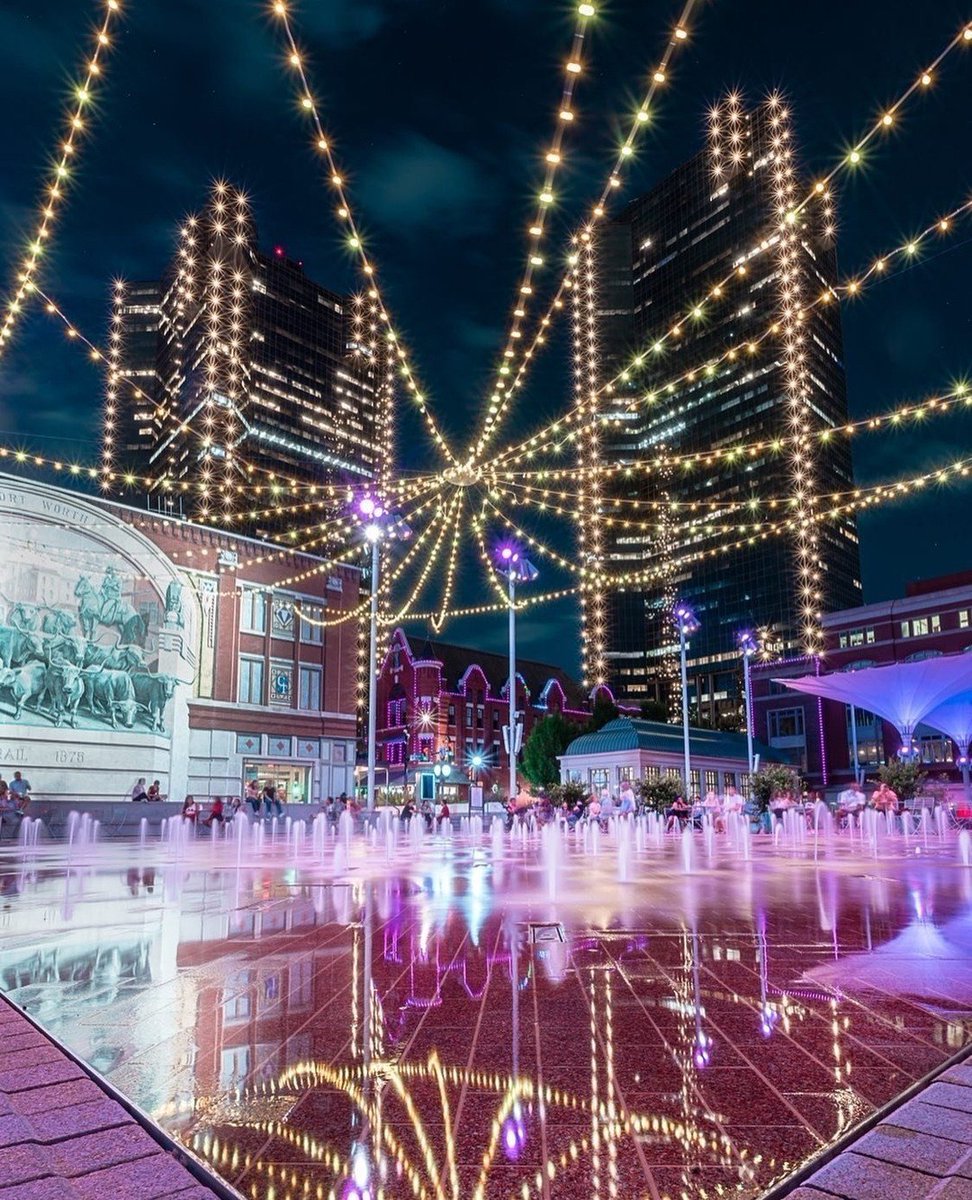 Si estás buscando música en vivo, Sundance Square es el lugar ideal. Todos los jueves, viernes, sábados y domingos por la noche podrás escuchar a diferentes artistas.

Consulta sus redes sociales @SundanceSquare para ver su programación.

📸: <a href="/itsdarah/">darAH</a>⁠ 
📍: <a href="/sundancesquare/">Sundance Square</a>