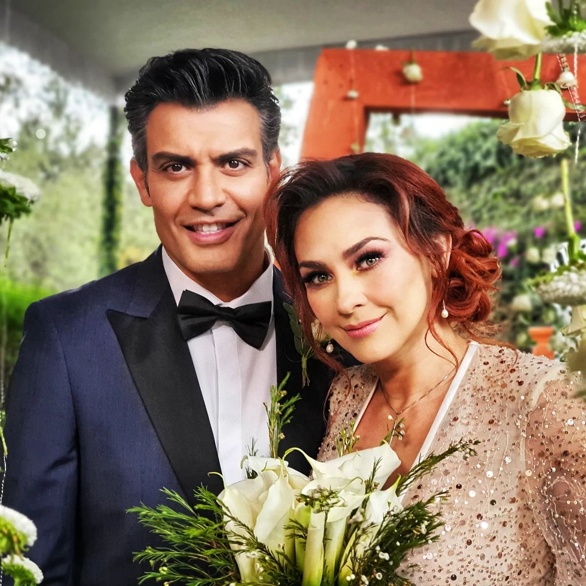 ¡Qué bellos! 😍 🤩 ¿Recuerdas la novela en la que vimos casarse a este par de grandes talentos? 🤵 👰 💒 Déjanos tu respuesta aquí 👇 #tbt 

📸: @andrespalaciosd1