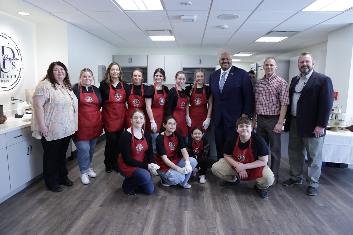 The student chefs from Liberty County High School were excited to meet their own Senator @csime90 at today's #FoodieFête!