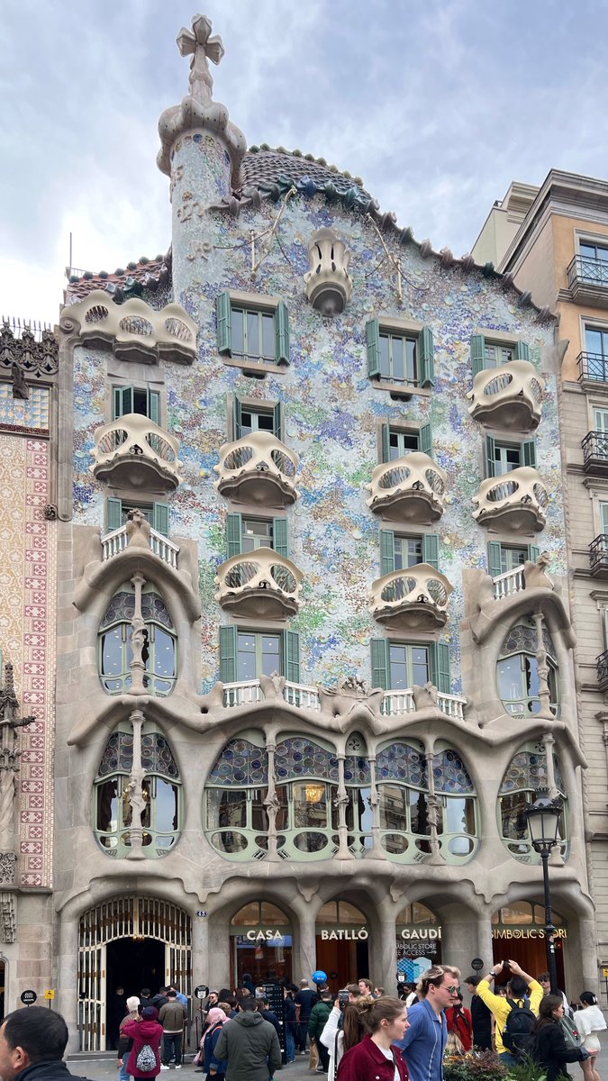 巴塞罗那建筑是真的美，今天见识了巴塞的小偷和便衣警察，晚上回酒店路上，娃睡着了我和媳妇换着抱，娃换给媳妇的过程中，媳妇手机就被摸走了，好在边上几个便衣警察早就盯上了这个小偷，现场拿下给我们做了个记录后手机还给了我们，小偷被扣走…西班牙小偷猖獗真的是实际体验了一把…出门还是要多小心