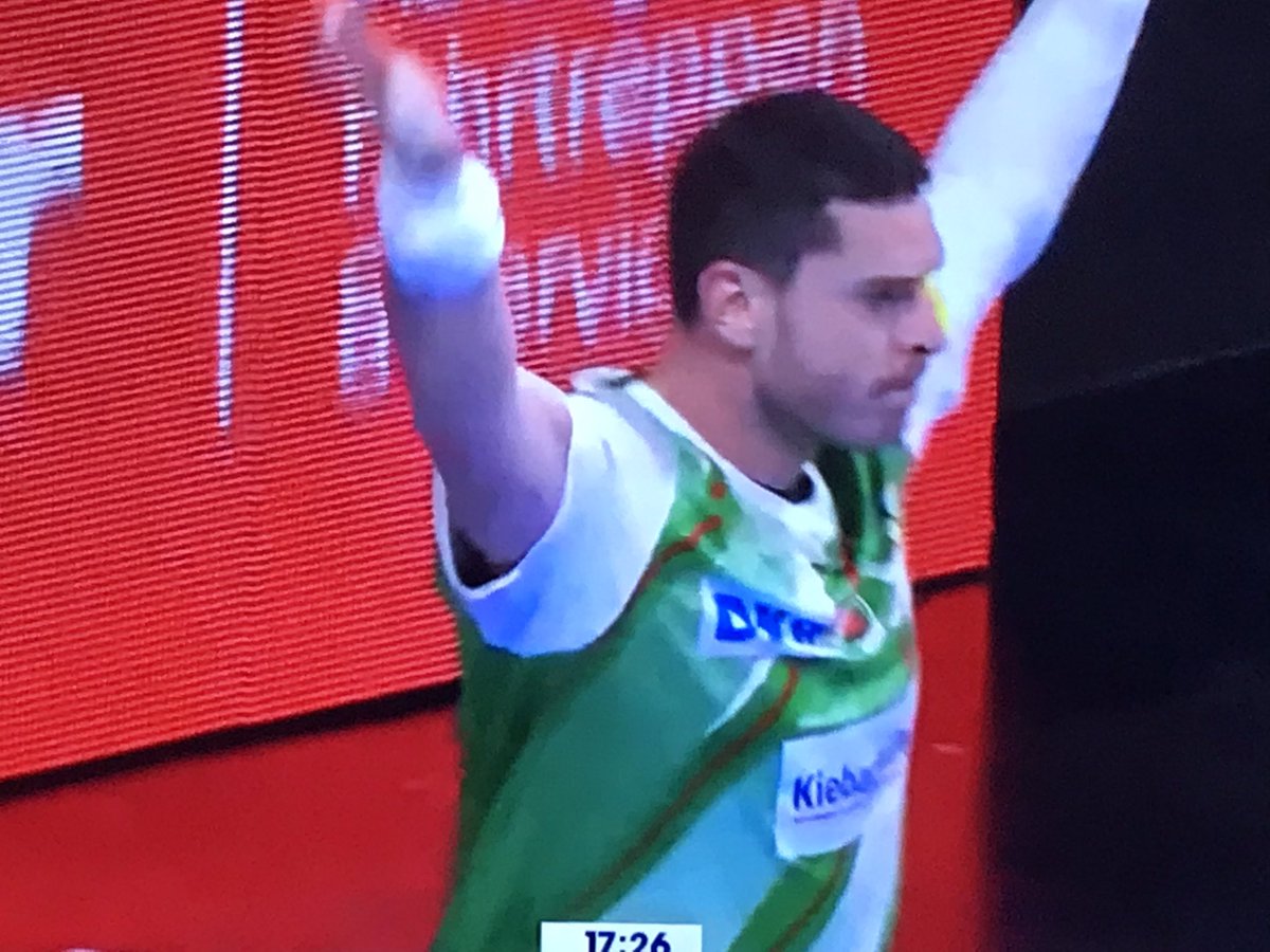 Luismilopez5's tweet photo. Cómo juega el Fuchse Berlín, qué maravilla. #BERFLE @liquimoly_hbl https://t.co/viny7guTq1