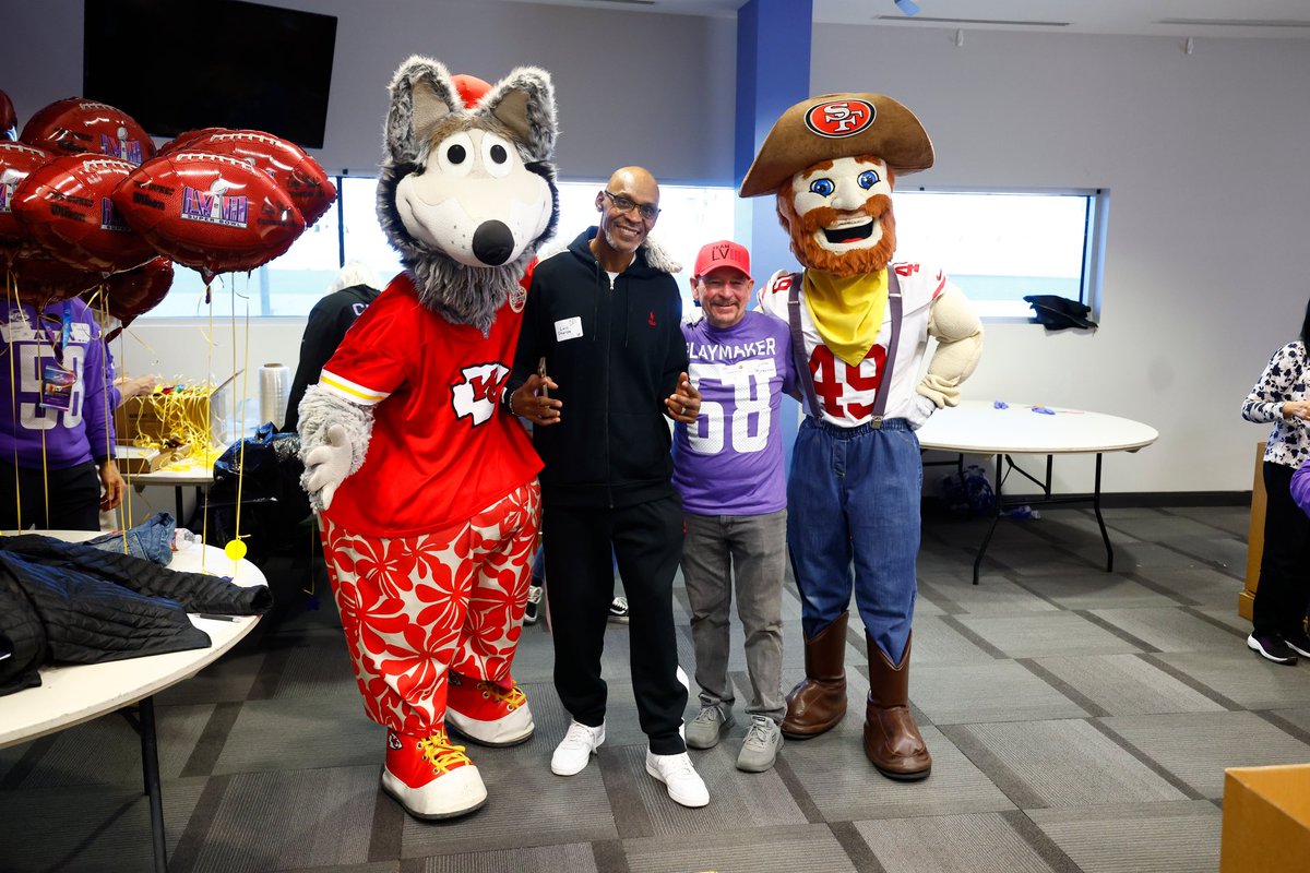 Some familiar faces even showed up to lend a hand today <a href="/BasketHope/">Basket of Hope</a>!