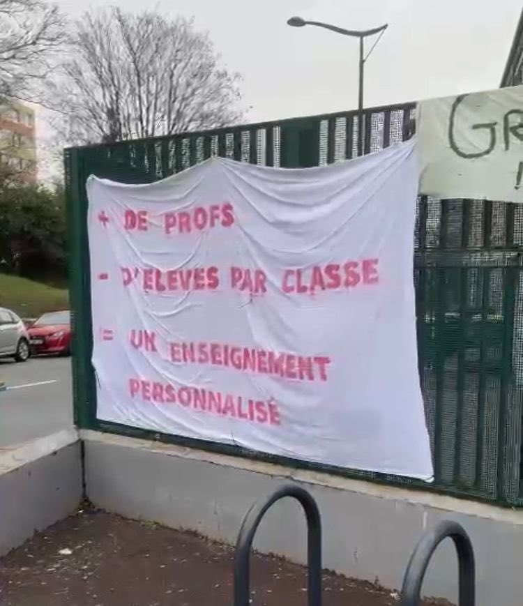 #EducationEnColère ⚫️ Opération collège mort ce jeudi au #collège les Ormeaux de #FontenayAuxRoses contre la baisse des #DHG et le « choc des savoirs » @SNESFSU