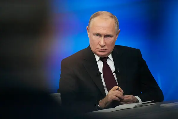 Smug_editing's tweet photo. Whoever thought having Biden do a press conference after the Putin interview needs to be fired.

Putin: "Let me give you a half-hour, college-level lecture on Russia's 900-year political history from memory."

Biden: "The Mexican president should open the border with Gaza." https://t.co/uO0lsGEFSt