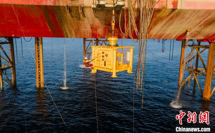 China's 1st homegrown water injection Xmas tree system, core equipment for subsea #OilProduction, has begun service in waters off S China's Zhanjiang. The 22-ton device can extract oil with high-pressure filtered seawater and boost the output of an oilfield by 50,000 tonnes.