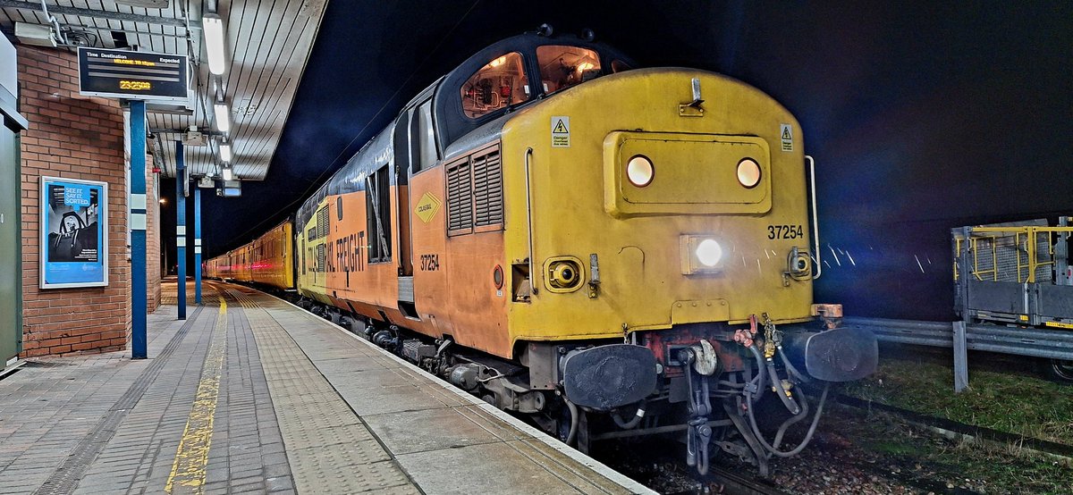 Guard_Amos's tweet photo. A bit of a bonus after work. @ColasRailUK #ee37254CardiffCanton+#HNRC #ee37607 are seen at Wigan NW with an @networkrail #testtrain to York (8th February 2024) I am rather partial to a 37er

@railcamlive @chris_railway @Clinnick1 @cheggs1978 @railexpress @RailwayMagazine https://t.co/uXoNHt98Ng