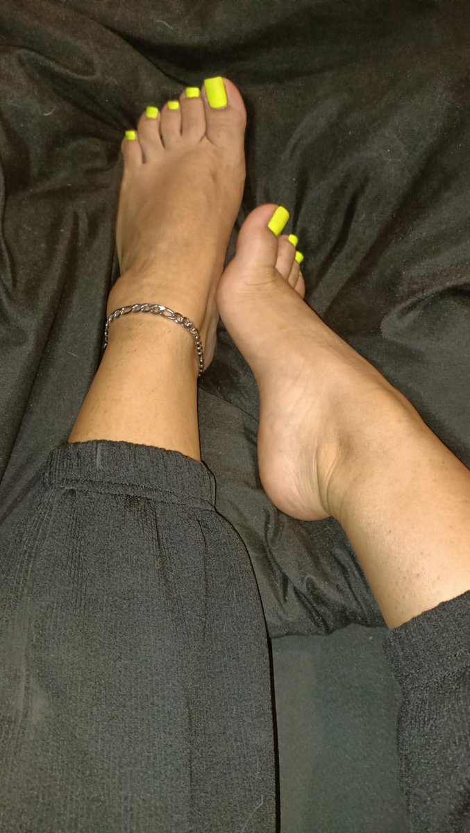 AngelaPiesitos's tweet photo. Estrenando color 😍👣
#FOOTFETİSH #Toes #Pies #Pedicure https://t.co/MEMFejezMM