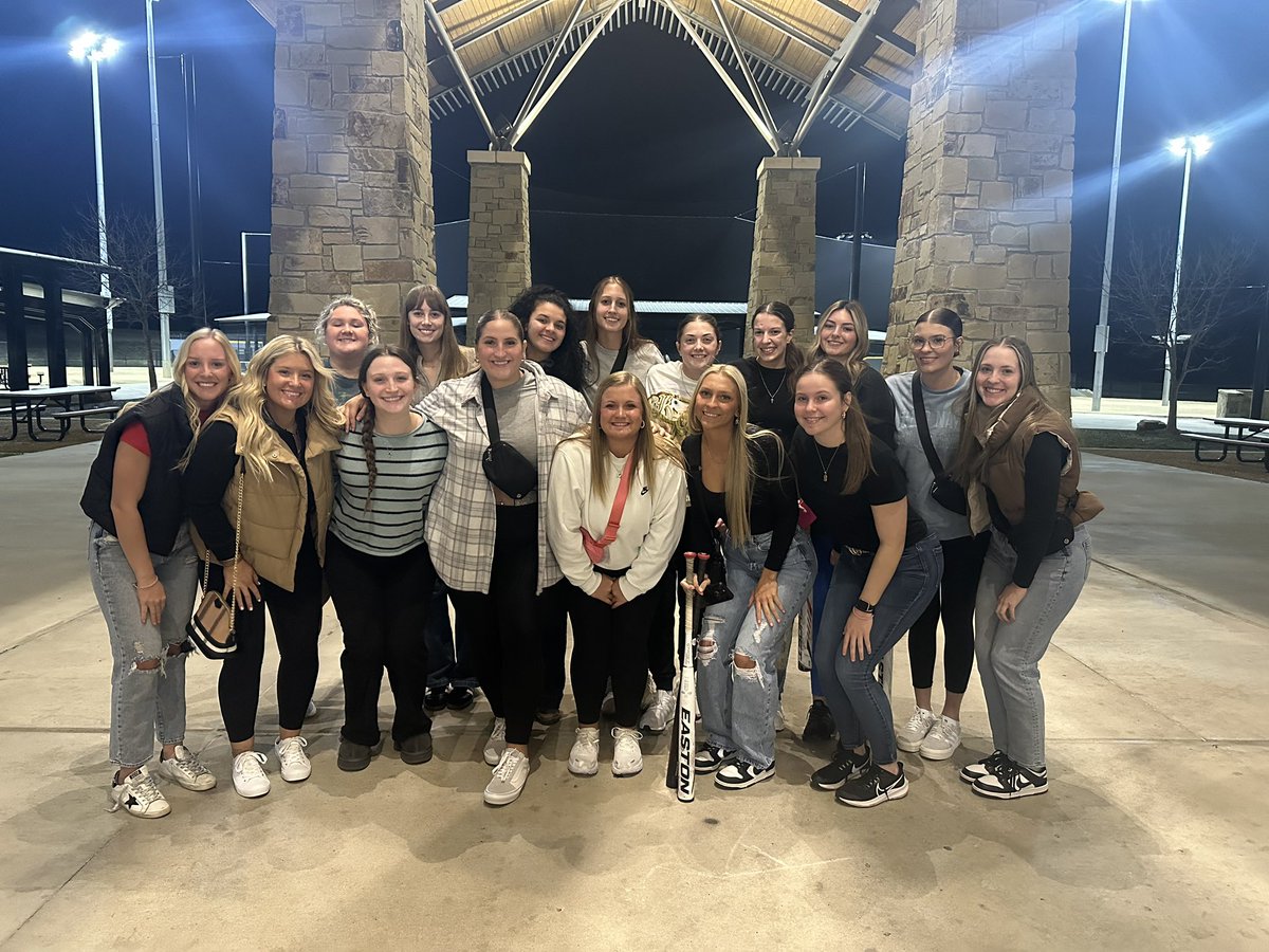 Your Lady Jets have made it to Denison, Tx! First pitch of the season tomorrow at 12:00 p.m!!! Go Jets!!❤️✈️🤙🏽🥎