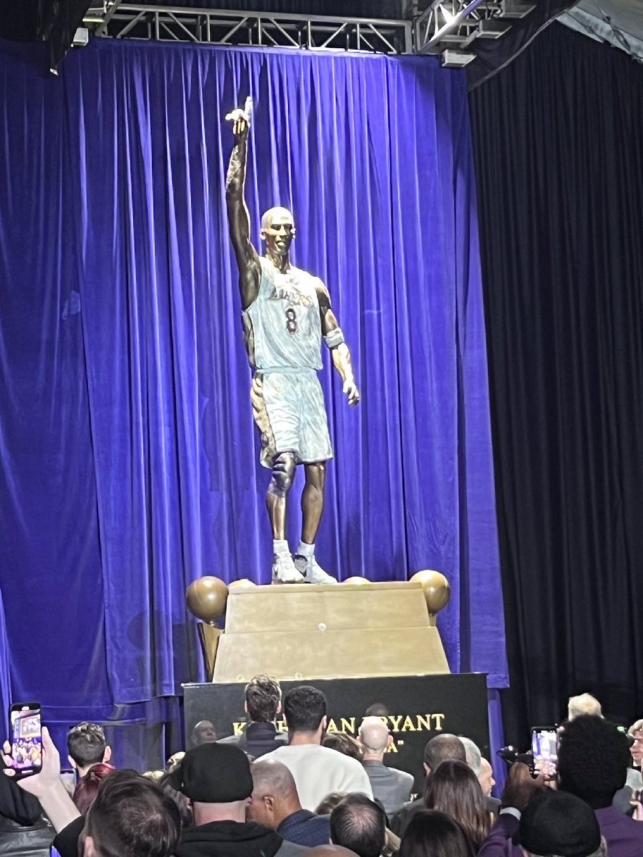DailyLoud's tweet image. Kobe Bryant’s 8 Statue unveiled by Lakers 🏆❤️