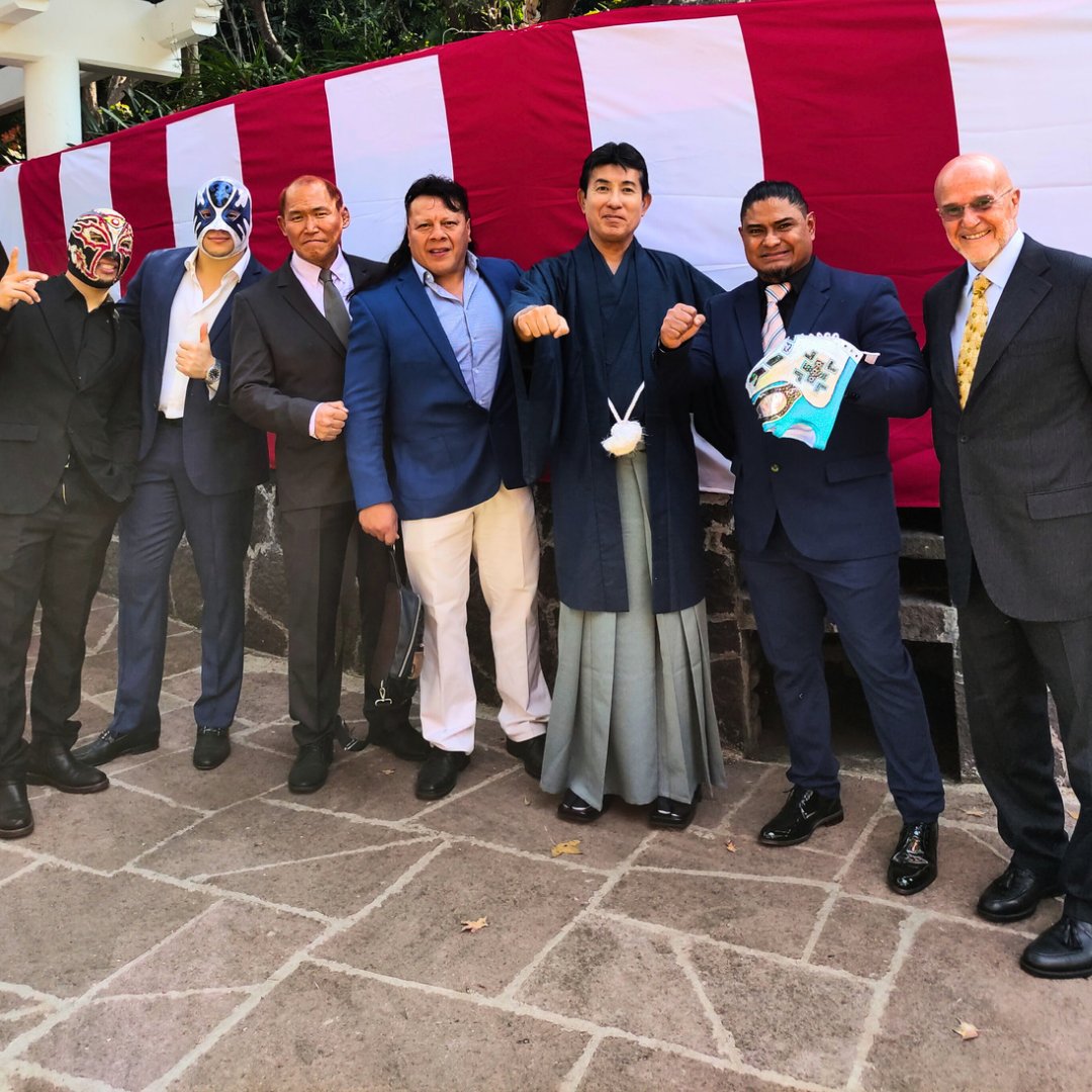 embjpmx's tweet photo. Hoy festejamos Fiesta Nacional de Japón🇯🇵
Como cada año, celebramos cumpleaños de su Majestad el Emperador.
Agradezco mucho a personas que asistieron!! Pasé momentos muy divertidos, como con luchadores de @CMLL_OFICIAL, después puedo compartir vídeos😀 https://t.co/bQ82GODCWy