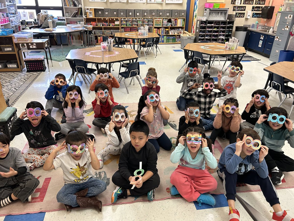 CRESKinder's tweet photo. Happy 100th Day! 💯 😀 @centreridgees #cresconnections #cresculture https://t.co/L6zZpveOK4