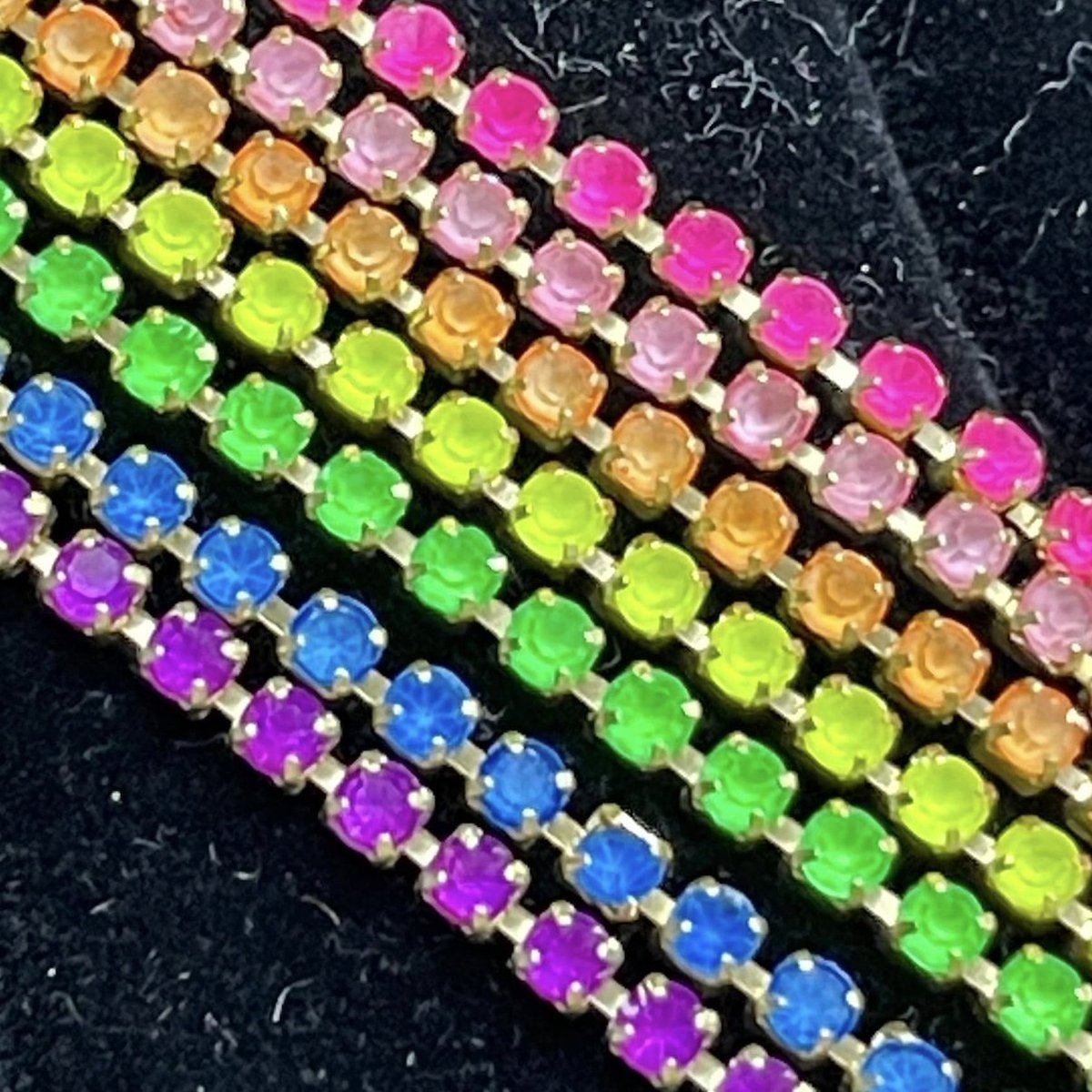 Opal Neon Rainbow 7 x 1 yard Ss6 Mixed Coloured Metal Rhinestone Metal Set, Promotions

sundaylacecreations.com/products/opal-… #beadwork  

#beadworks  #beadworkforsale  #indigenousbeadwork  #beadworker  #beadworkearrings  #beadworking  #beadworkartist  #beadworkislife #beaders #beading