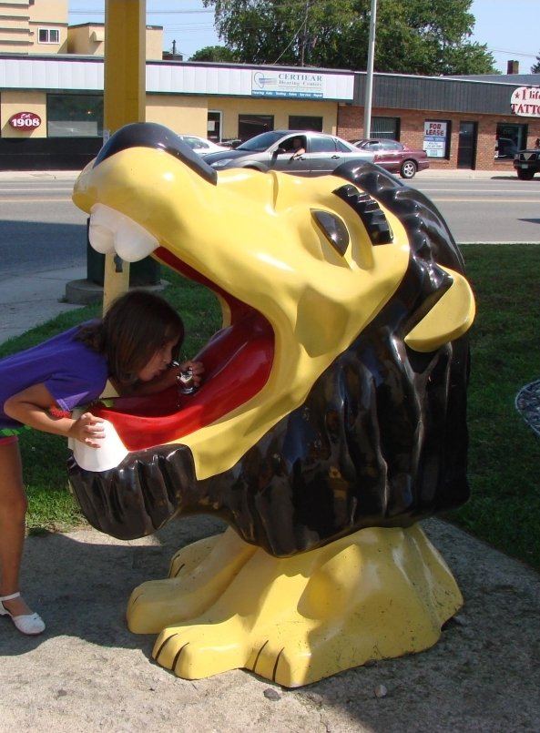 GeekInMN's tweet photo. @Dispatchbizbuzz Hi! Remember when the law office took over this building? And they said that the lion would stay in summer? And now, Paul, Babe, and the Lion have been gone for years! What happened?! (my kiddo in the pic) My suggestion for a local interest story! And thank you! https://t.co/tAVnsMEyQK