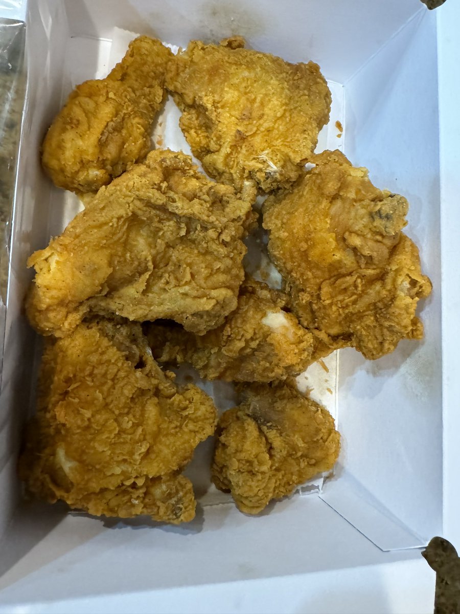 Lydasmind's tweet photo. @PublixHelps bought this 8 piece @Publix came home and one wing is missing and i got 4 thighs and no breast??? What is happening? #NotWhatIPaidFor #PoorQualityControl https://t.co/ZU0Kld44Mj