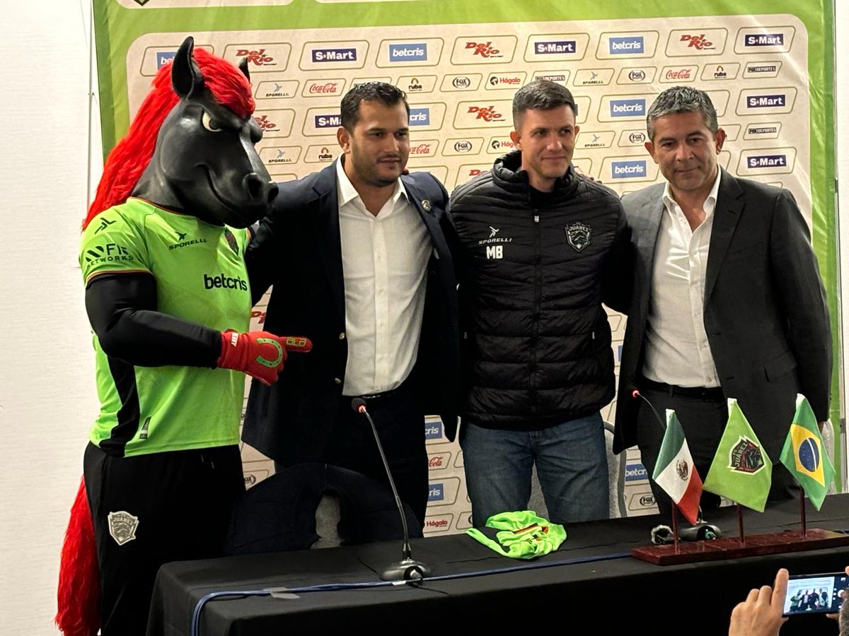 APalomares13's tweet photo. Mauricio Barbieri llega a Bravos para sustituir a Diego Mejía, en Ooootro técnico más que intentará levantar Ooootro de los proyectos fallidos , en esta ocasión el de Humberto Valdez y Andrés Fassi https://t.co/gwhY5CcsW3