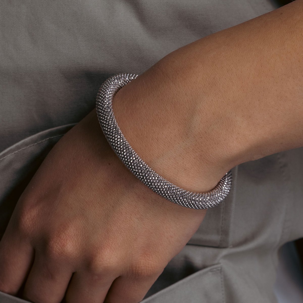 Discover our exquisite collection featuring our latest Sterling Silver Italian Bracelet.
.
.
#sterlingsilver #wholesalejewelry #wholesalesilver #jewelry #925silver