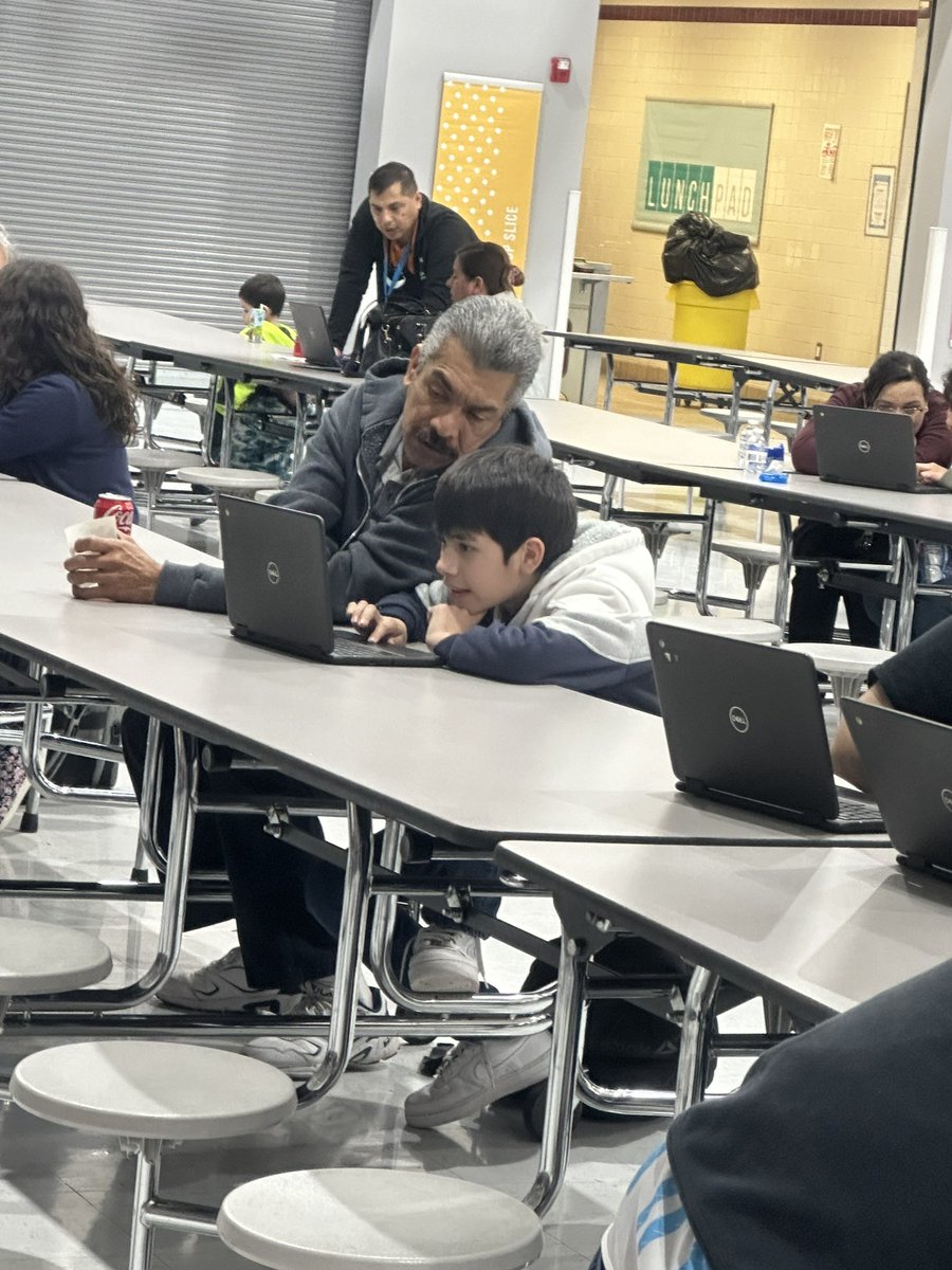 Bilingual_CISD's tweet photo. TELPAS parent night by feeder rocked! Biliteracy Coordinators came together to welcome all parents from HMS, CTW and DHE. https://t.co/T2dHrKh7OH