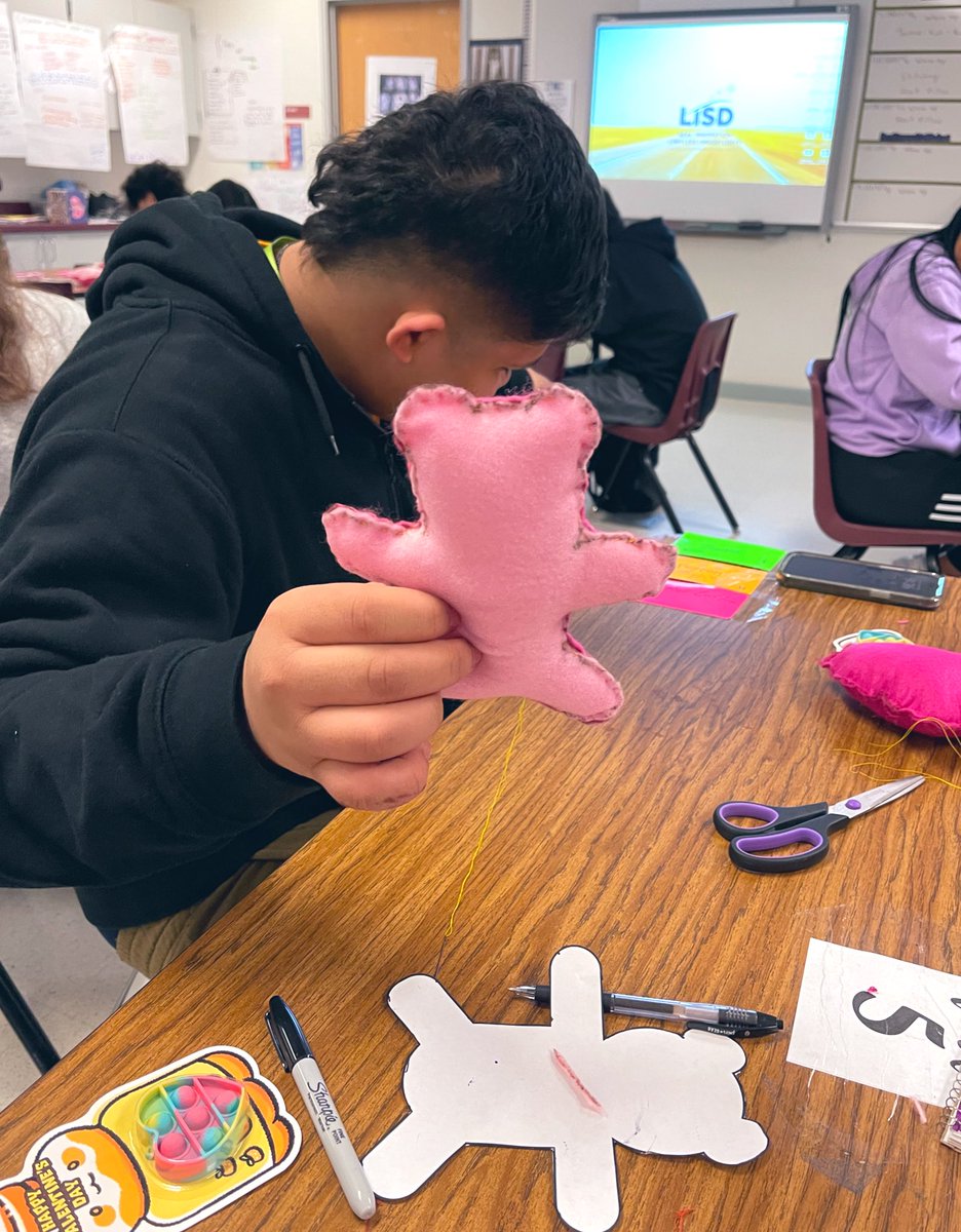 The bears are turning out sooooo cute!! #handsewing #handsonlearning #CTE #CTEMonth @lisdcte @LHSKillough #BetheOne #makesomethingforsomeone