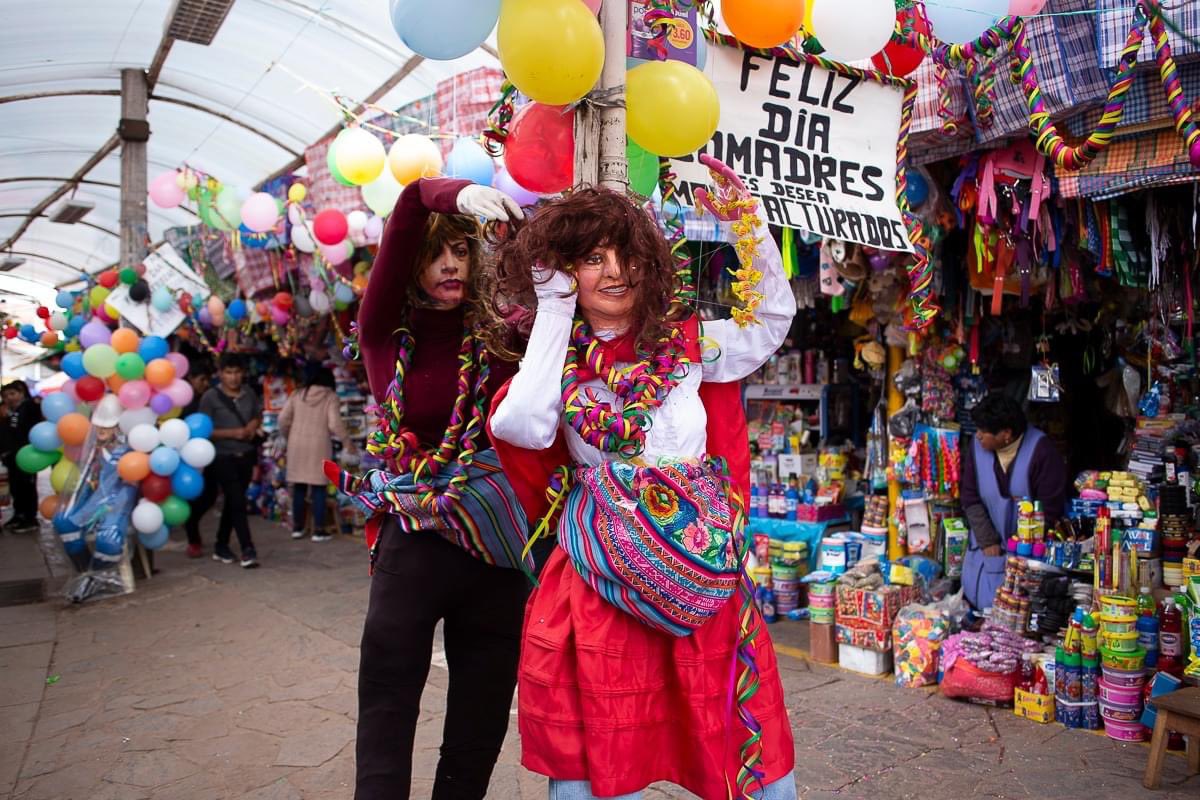 arivme's tweet photo. “Feliz día de las comarrechas Dina Balearte” y “El jalón de la justicia” en los muñecos por el día de comadres en el Mercado Vinocanchón del Cusco. 

(Fotografías de Elizabeth Flores) https://t.co/DYtp9FtE9k
